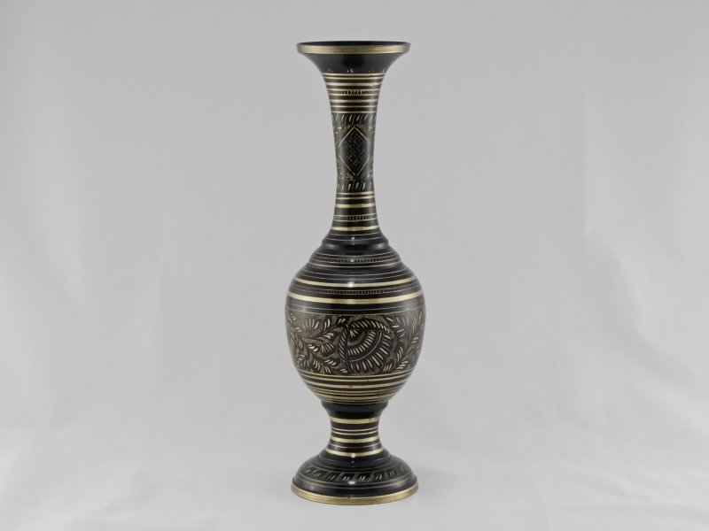Индийская ваза, с орнаментом. Эмаль, гравировка. Высота 36 см.